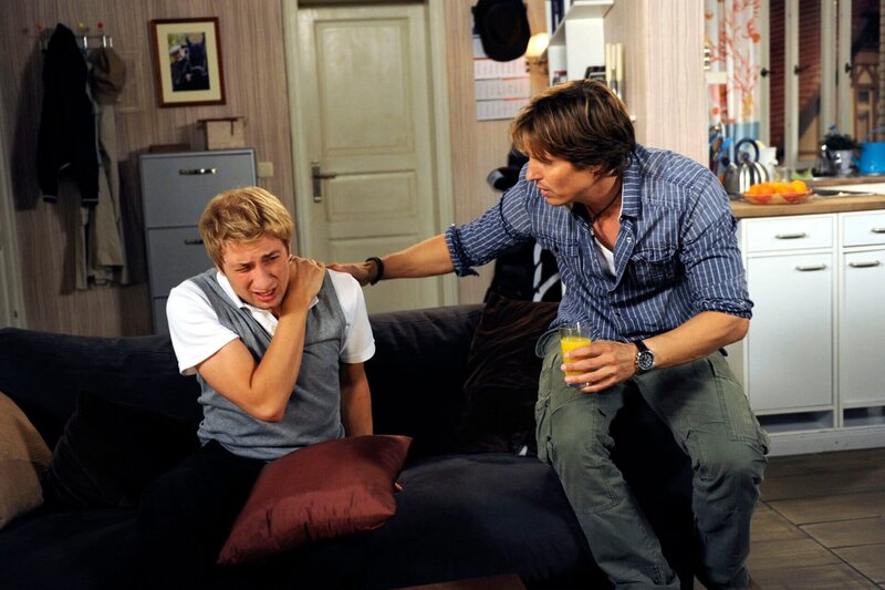 ARD ROTE ROSEN FOLGE 1391, am Freitag um 14:10 Uhr im ERSTEN. Ben (Hakim Michael Meziani, r.) befürchtet, dass Mick (Tobias Rosen, l.) beim Turnier gegen seinen Vermieter nicht fit sein wird. – Bild: ARD/​Nicole Manthey