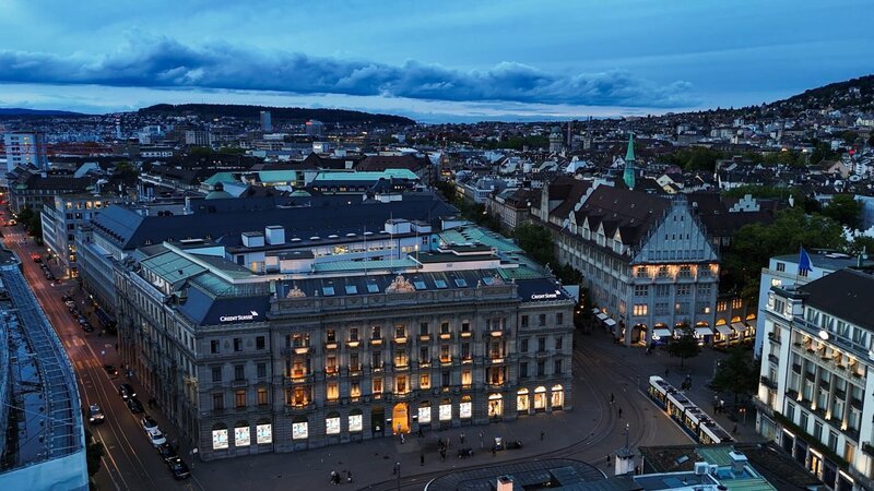 Mit jahrelangem Missmanagement, Skandalen und exorbitant hohen Boni ritt die Führung der Credit Suisse die Bank ins Verderben. – Bild: SRF