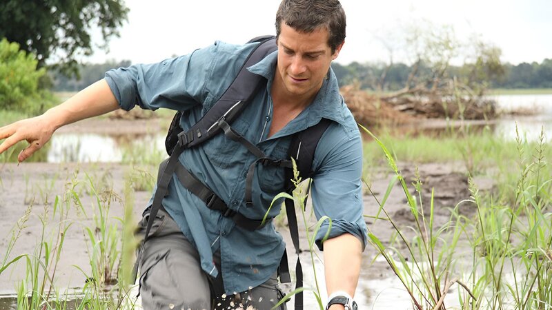 Bear Grylls wades through river in Zambia. – Bild: Discovery Networks Picture Publicity. This picture may be used solely for Discovery Networks programme publicity purposes. May b