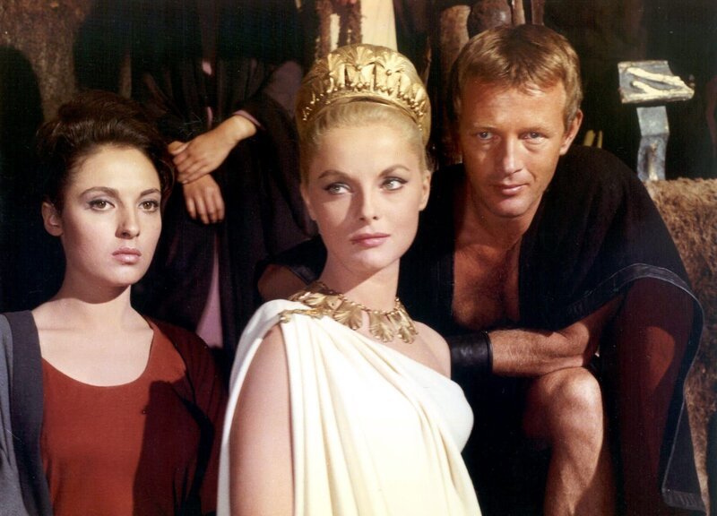 Curtius (Jacques Sernas) hat ein Auge auf Julia (Virna Lisi, Mitte), die Tochter des Sabiner-Königs Tatius geworfen, die von ihrer Dienerin Estias (José Greci) begleitet wird. – Bild: MDR/Titanus Curtius (Jacques Sernas) hat ein Auge auf Julia (Virna Lisi, Mitte), die Tochter des Sabiner-Königs Tatius geworfen, die von ihrer Dienerin Estias (José Greci) begleitet wird. – Bild: MDR/Titanus