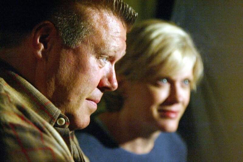 Wissen Brad (Joel McKinnon Miller, l.) und Mrs. Atwater (Loanne Bishop, r.) mehr über den ungeklärten Mord? – Bild: Warner Bros. Television