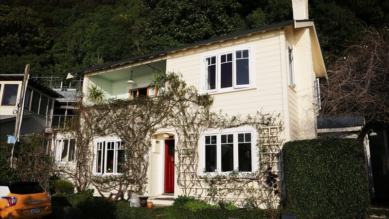 Steven und Robyn beschlossen kurzerhand, den Sprung ins kalte Wasser zu wagen und mit ihren drei Kindern in Neuseelands Hauptstadt Wellington zu ziehen, um dort das Leben als Familie in vollen Zügen zu genießen. Doch die Suche nach einem geeigneten Haus für die ganze Familie wird eine große Herausforderung. – Bild: HGTV