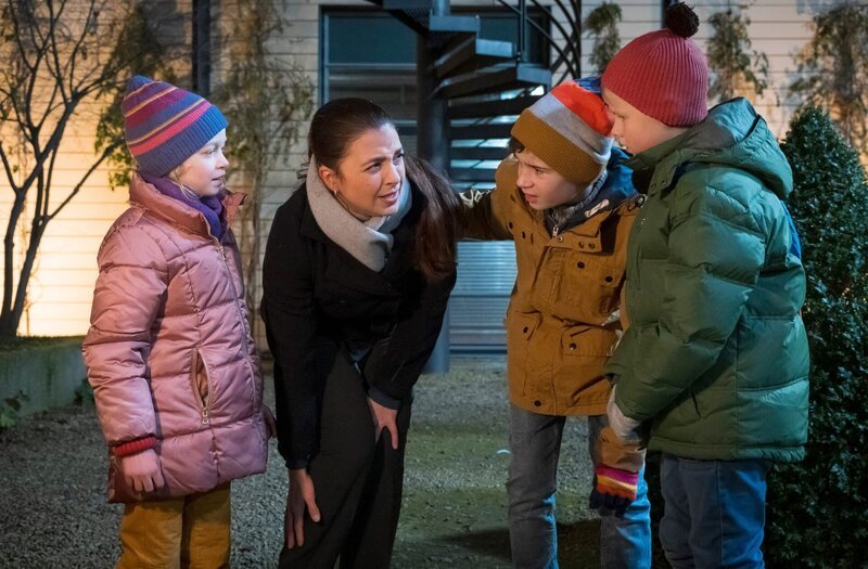 Arzu Ritter (Arzu Bazman, 2.v.li.) hat mit ihren drei Kindern Pauline (Lara Schierack, li.), Oskar (Leonard Scholz, 2.v.re.) und Max (Ben Grünberg, re.) ein bisschen Fußball gespielt. Dabei hat sie sich jedoch ziemlich doll den Fuß verstaucht. – Bild: MDR/​Sebastian Kiss