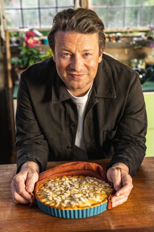 Jamie Oliver – Bild: RTL /​ 2023 Jamie Oliver Enterprises Ltd /​ Photographer Chris Terry /​ Frische Frühlingsküche 3