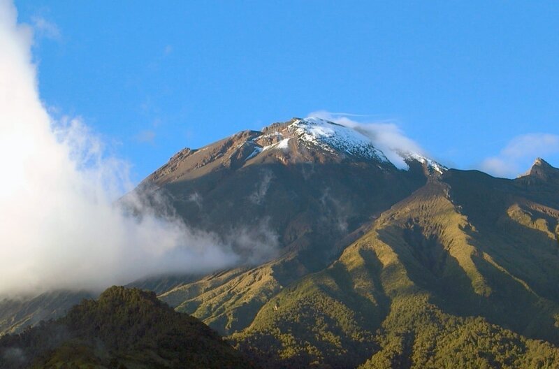 Auch wenn er gerade friedlich aussieht, ist der Vulkan Tungurahua in Ecuador aktiv und kann jede Minute ausbrechen. Um die Bevölkerung bei einem Ausbruch rechtzeitig warnen zu können, wird er Tag und Nacht überwacht. – Bild: Picasa