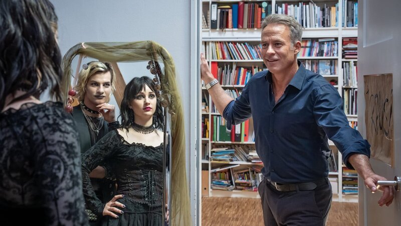 Lotte (Carlotta Bähre, M.) und ihr bester Freund Jojo (Karl Seibt, l.) besuchen das Gothic Festival. Jan (Marco Girnth, r.) bemüht sich ein verständnisvoller Vater zu sein. – Bild: ZDF und Uwe Frauendorf