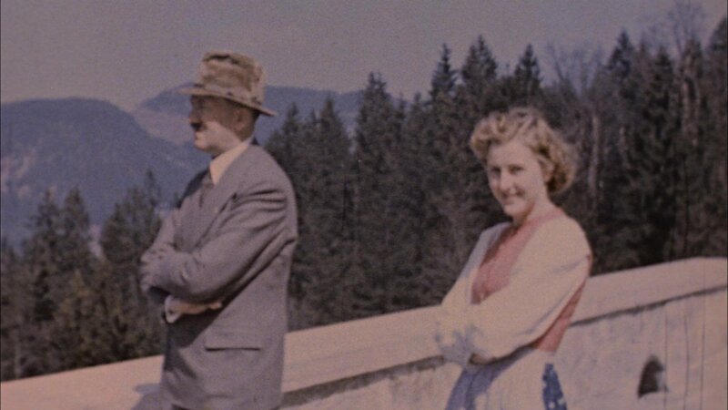 Adolf Hitler und Eva Braun auf dem Balkon des Berghofes, dem Landhaus Adolf Hitlers. – Bild: Spiegel Geschichte