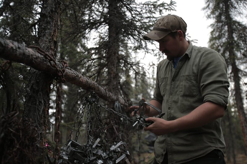 Scott examining traps. – Bild: Discovery Communications