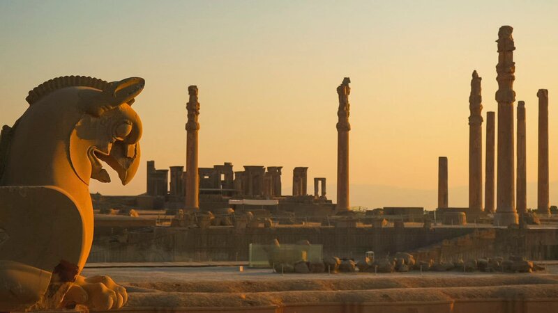 Steinskulptur eines Greifs und Säulen des von Darius dem Großen erbauten Apadana-Palastes, Persepolis, Iran. UNESCO-Weltkulturerbe – Bild: Windfall Films Ltd.