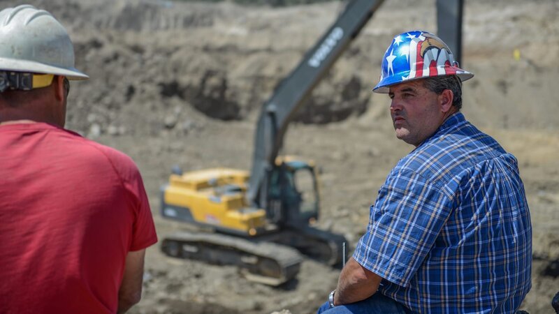 Andy Spinks and Dave Turin chatting. – Bild: Discovery Communications