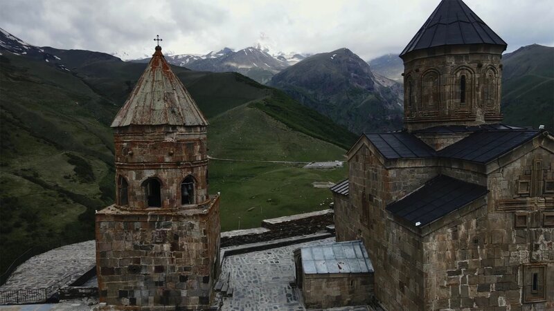 Burg Houska wurde im 13. Jahrhundert auf einer Anhöhe nahe Prag errichtet. Sie kam im Jahre 1939 in den Besitz der Nazis und wurde zur Lagerstätte der geraubten esoterischen Schriften. – Bild: N24 Doku