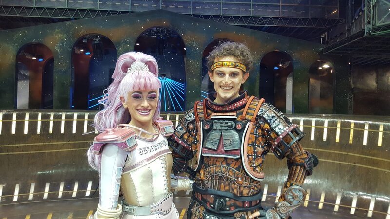 Julian mit Musicaldarstellerin Carla auf der Starlight-Express-Bühne. – Bild: BR/​megaherz gmbh/​Hans-Florian Hopfner
