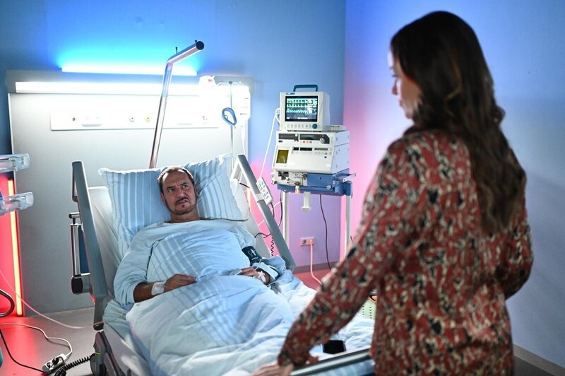 Jenny (Kaja Schmidt-Tychsen) vertraut sich mit einer weitreichenden Einsicht Richard (Silvan-Pierre Leirich) an. – Bild: RTL /​ Julia Feldhagen
