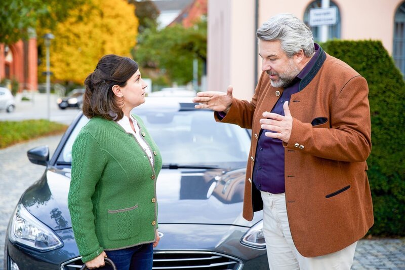 Hilde Stadler (Isabel Mergl) ist zunächst skeptisch, ob sie den Erklärungen ihres Mannes (Dieter Fischer) Glauben schenken kann. – Bild: ORF/​ZDF/​Bojan Ritan
