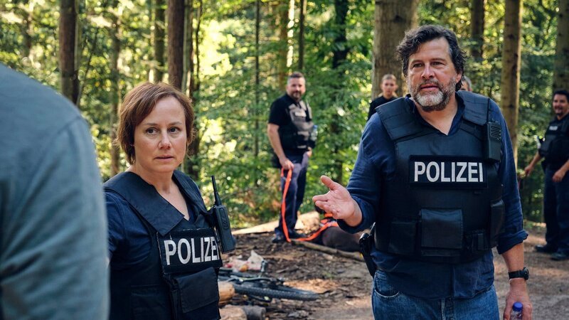 Die Kommissare müssen im Wald Tatverdächtige aufspüren: Eva Löbau als Franziska Tobler, Hans-Jochen Wagner als Friedemann Berg – Bild: SRF/​SWR/​Benoît Linder