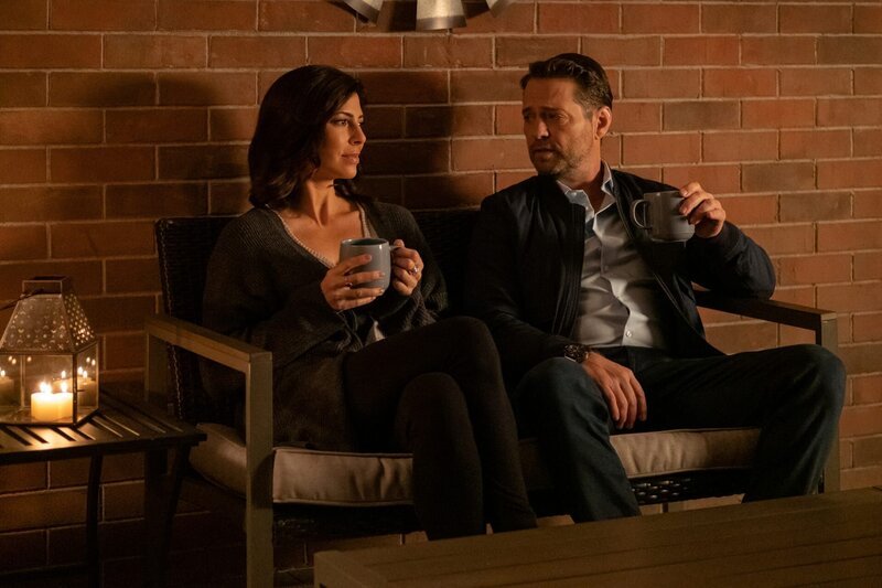 l-r: Angie Everett (Cindy Sampson), Matt Shade (Jason Priestley) – Bild: Brooke Palmer /​ entertainment One /​ Shade PI S5 Productions Inc.