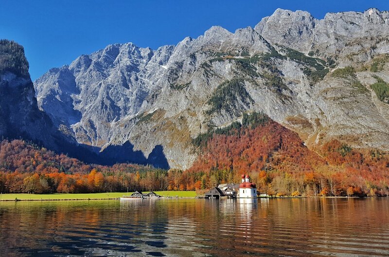 Die Wallfahrtskirche St. Bartholomä am Königssee: Im Herbst kleiden die umliegenden Bäume sich in ein farbenfrohes Laubkleid. – Bild: WDR/​nautilusfilm