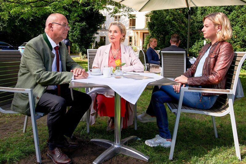 Kommissarin Winter (Vanessa Eckart, r.) und Polizeidirektor Achtziger (Alexander Duda) möchten von Beatrice Böttcher (Wookie Mayer, M.) wissen, warum sie die Tatwaffe am Tatort abgewischt hat, kurz bevor sie das Opfer gefunden hat. – Bild: ORF/​ZDF/​Bojan Ritan
