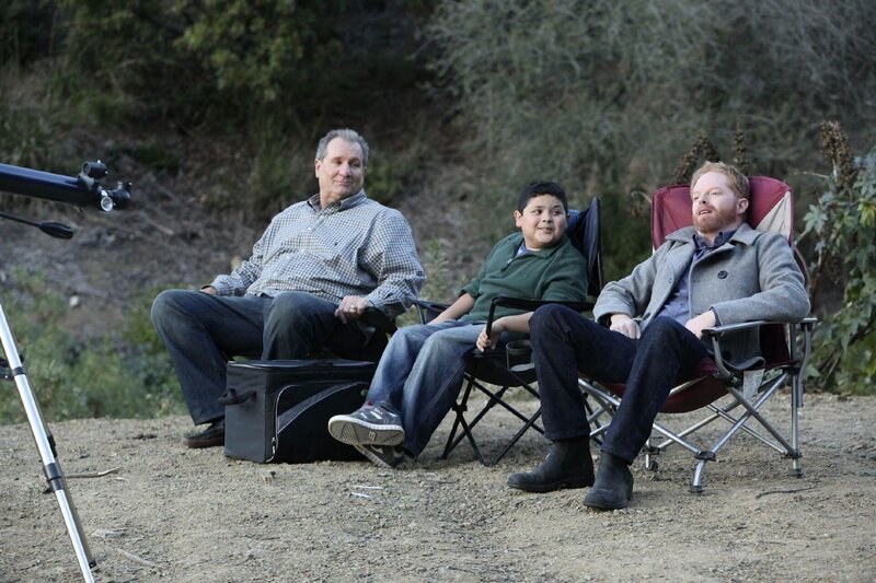Jay (Ed O’Neill, l.), Manny (Rico Rodriguez, M.) und Mitchell (Jesse Tyler Ferguson) machen einen Ausflug, um gemeinsam Sternschnuppen zu beobachten. – Bild: 20th Century Fox Television