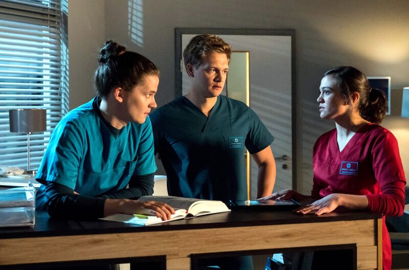 Tom Zondek (Tilman Pörzgen, l.), Mikko Rantala (Luan Gummich, M.) und Rebecca Krieger (Milena Straube, r.) beraten sich, wie sie das Pony ‚Anke‘ retten können. – Bild: Jens Ulrich Koch