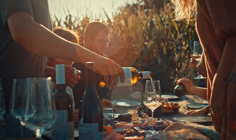 Familie Zechmeister trifft sich im Garten des Weinguts zum gemeinsamen Abendessen. – Bild: ServusTV /​ Querschuss Film