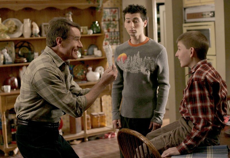 Nachdem Hal’s (Bryan Cranston, l.) Vater gestorben ist, den er nicht wirklich gut kannte, möchte er seinen Kindern (Justin Berfield, M. und Erik Per Sullivan, r.) ein besserer Vater sein und erlaubt ihnen alles … – Bild: ViacomCBS /​ Fox Broadcasting Co. /​ Saeed Adyani /​ FOX