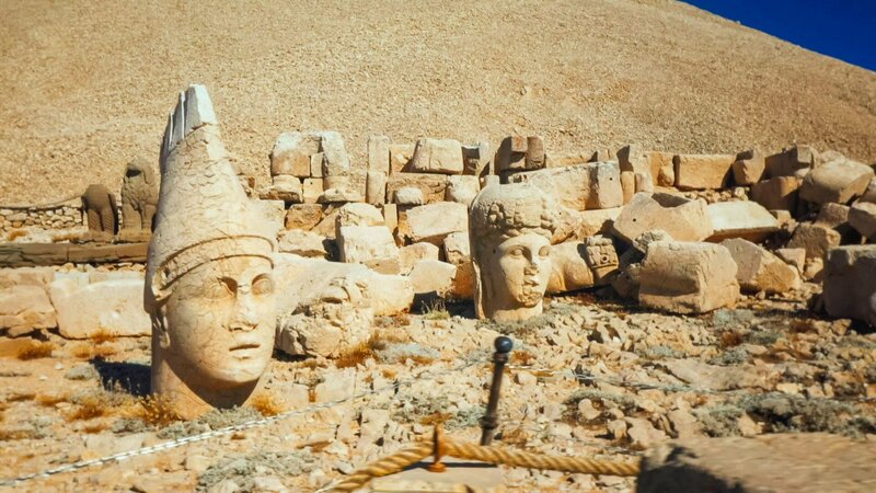 Antike Statuen auf dem Gipfel des Berges Nemrut, Adiyaman, Türkei – Bild: Windfall Films Ltd.