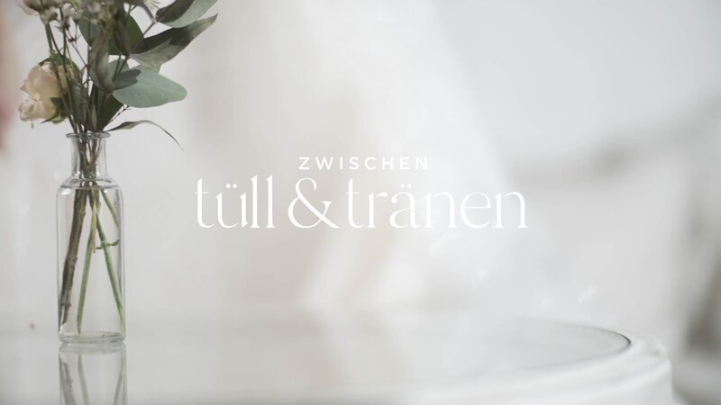 Das Logo zu „Zwischen Tüll und Tränen“. Die Verwendung des sendungsbezogenen Materials ist nur mit dem Hinweis und Verlinkung auf RTL+ gestattet. – Bild: RTL