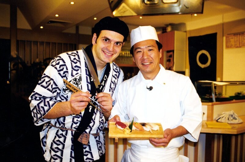Eigentlich wollte Kaya, (l.) nur `nen Happen schnappen - nun zeigt ihm der japanische Chefkoch Kiyoshi Hayamizu (r.), wie man Sushi selber macht. – Bild: SAT.1 / Guido Engels Eigenproduktionsbild frei Eigentlich wollte Kaya, (l.) nur `nen Happen schnappen - nun zeigt ihm der japanische Chefkoch Kiyoshi Hayamizu (r.), wie man Sushi selber macht. – Bild: SAT.1 / Guido Engels Eigenproduktionsbild frei