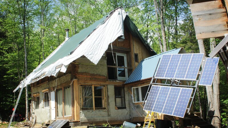 Bowers homestead as well as the solar panels they use. – Bild: Warner Bros. Discovery