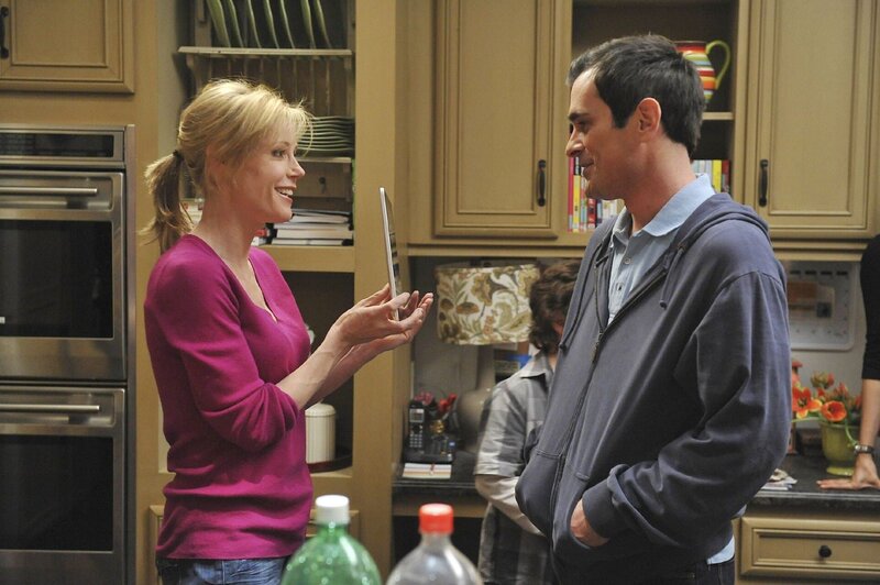 Mit Lukes Hilfe und in letzter Sekunde hat Claire (Julie Bowen) es tatsächlich geschafft, Phil (Ty Burrell) das gerade erst auf dem Markt erschienene iPad zum Geburtstag zu schenken. – Bild: 20th Century Fox Television