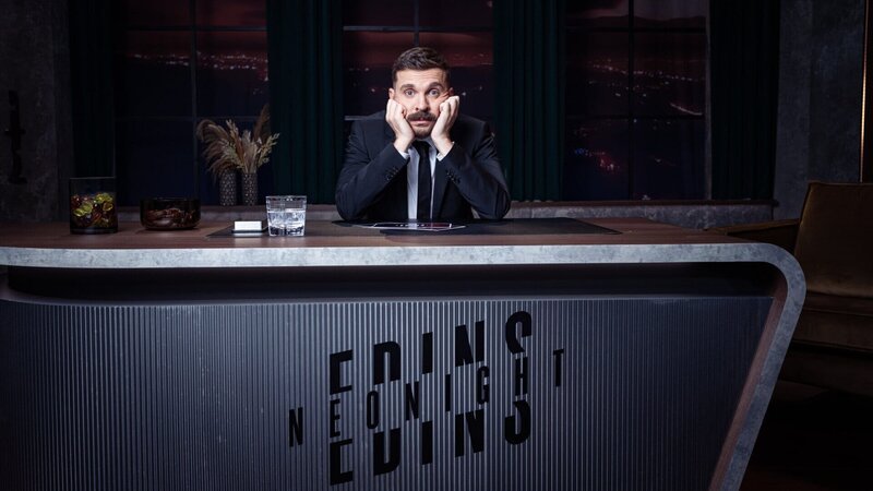 Edin Hasanovic am Schreibtisch seines Late-Night-Studios für „Edins Neo Night“ – Bild: ZDF und Ben Knabe