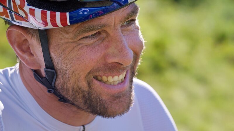 Portraitaufnahme von Profi-Snowboarder Benjamin Karl im Mountainbike-Dress beim Fleckalm Trail im Brixental. – Bild: ServusTV /​ Nikolas Winter