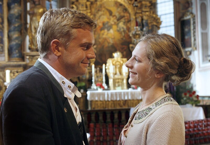 Trotz seines folgenschweren „Ausrutschers“ kann Leonie (Julia Eder) ihrem Mann Toni Brunner (Sebastian Bezzel) verzeihen. – Bild: ARD Degeto/Erika Hauri Trotz seines folgenschweren „Ausrutschers“ kann Leonie (Julia Eder) ihrem Mann Toni Brunner (Sebastian Bezzel) verzeihen. – Bild: ARD Degeto/Erika Hauri