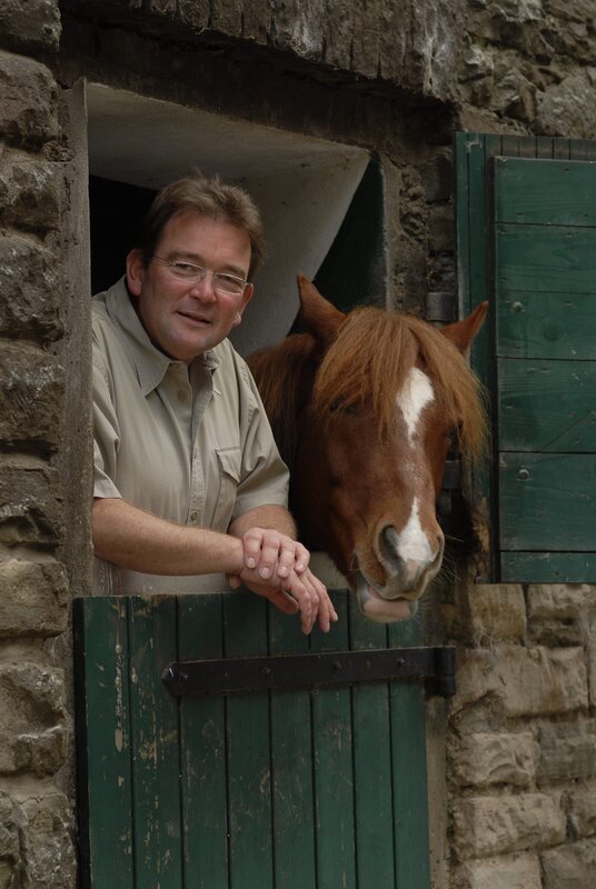 Doktor Herbert Dreesen with a horse. – Bild: Copyright: Discovery Communications, Inc. For Show Promotion Only