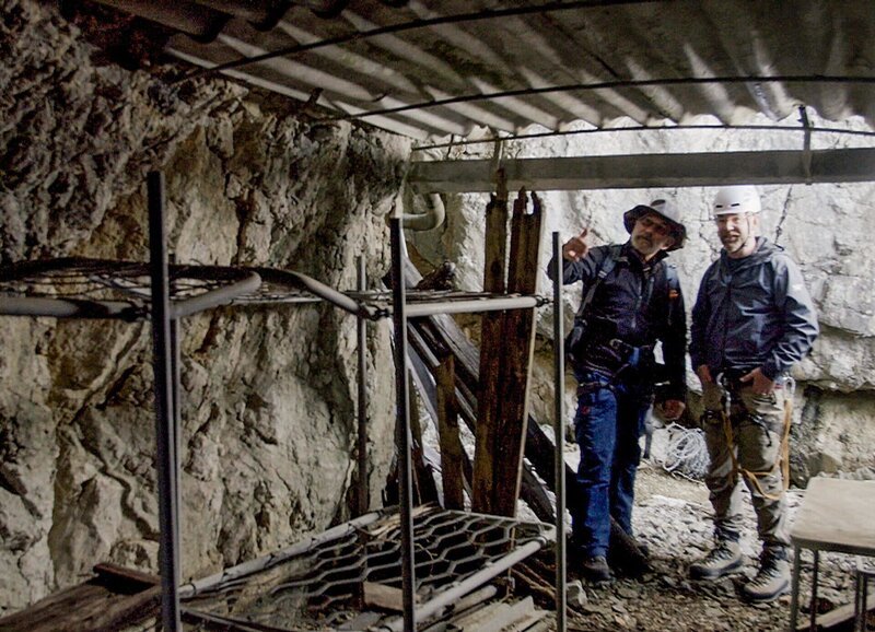 Nik Hartmann (r.) in der Bunkeranlage aus dem 2. Weltkrieg – Bild: SRF