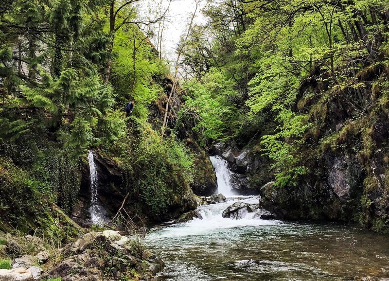 SRF bi de Lüt Wunderland – Malcantone TI Staffel 6, Episode 3 Wasserfall der Magliasina bei Aranno – Bild: SRF