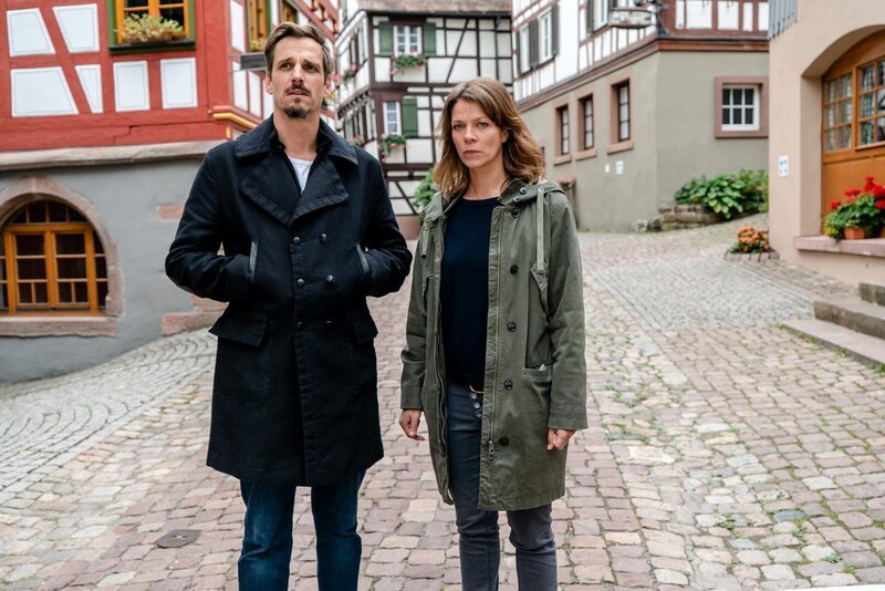 Konrad Diener (Max von Thun, l.) und Maris Bächle (Jessica Schwarz, r.) treffen den Bürgermeister im Rathaus von Klosterbach. – Bild: ZDF und Maor Waisburd