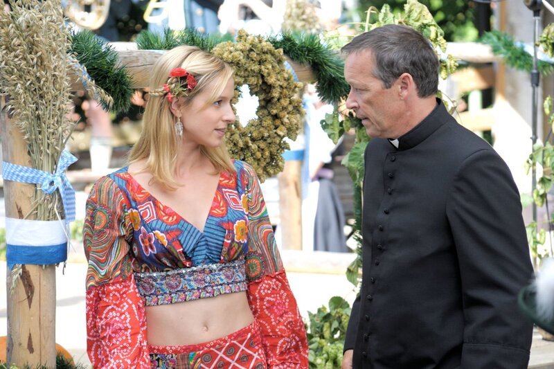 ARD MORD IN BESTER GESELLSCHAFT – DER TOD DER SÜNDE, D 2012, Regie Hajo Gies, am Donnerstag (16.07.15) um 20:15 Uhr und um 00:45 Uhr im ERSTEN. Was verbindet Pfarrer Sibelius (Michael Roll) mit der verführerischen Dorfschönheit Eva (Lisa Bitter)? – Bild: ORF