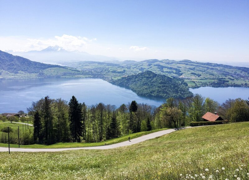 SRF bi de Lüt Wunderland – Zugerland ZG Staffel 6, Episode 4 Blick auf den Zugersee vom Walchwilerberg – Bild: SRF