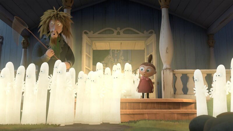 Das Muminhaus wurde während der Abwesenheit der Mumins von der Hatifnatten heimgesucht. Der Fischer (li.) und die Kleine Mü (re.) versuchen sie zu vertreiben. – Bild: ZDF/​Moomin Characters/​Gutsy Animations