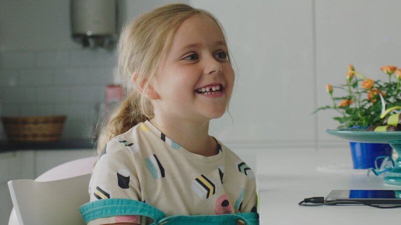 Klara (Paulina Pizarro Swartling) möchte, dass es bei Papas Arbeit nicht so langweilig ist. – Bild: KiKA/​Erik Vallsten