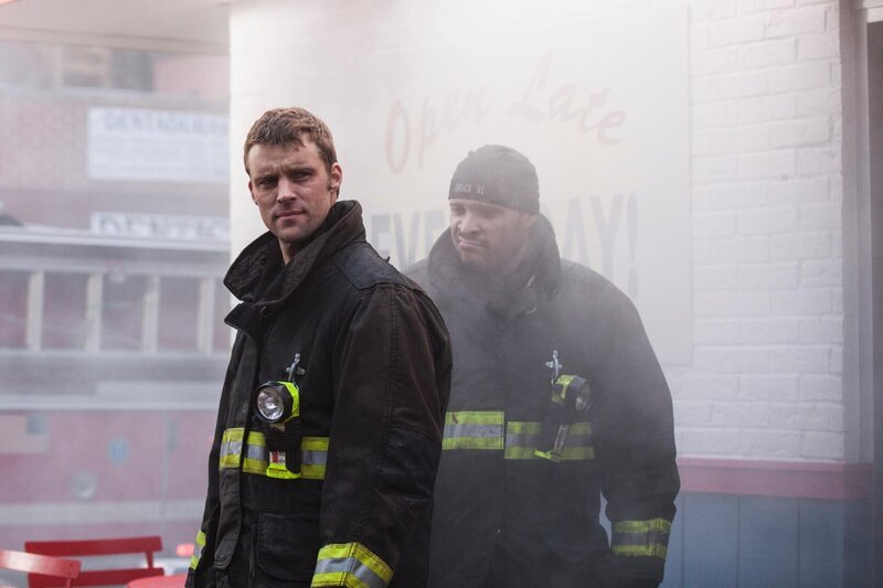 Matthew Casey (Jesse Spencer, l.) und sein Kollege Joe Cruz (Joe Minoso) werden zu einem brennenden Restaurat gerufen. Die Spuren am Einsatzort deuten auf Brandstiftung hin. – Bild: UNIVERSAL CHANNEL