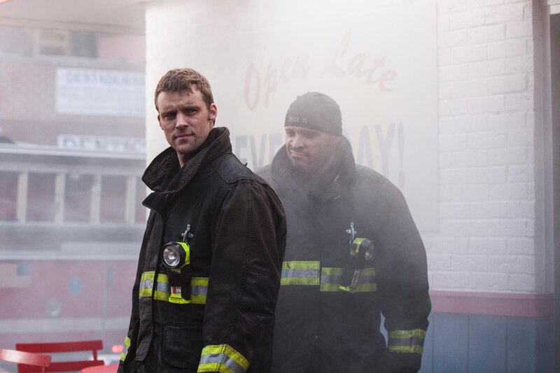 Matthew Casey (Jesse Spencer, l.) und sein Kollege Joe Cruz (Joe Minoso) werden zu einem brennenden Restaurat gerufen. Die Spuren am Einsatzort deuten auf Brandstiftung hin. – Bild: UNIVERSAL CHANNEL