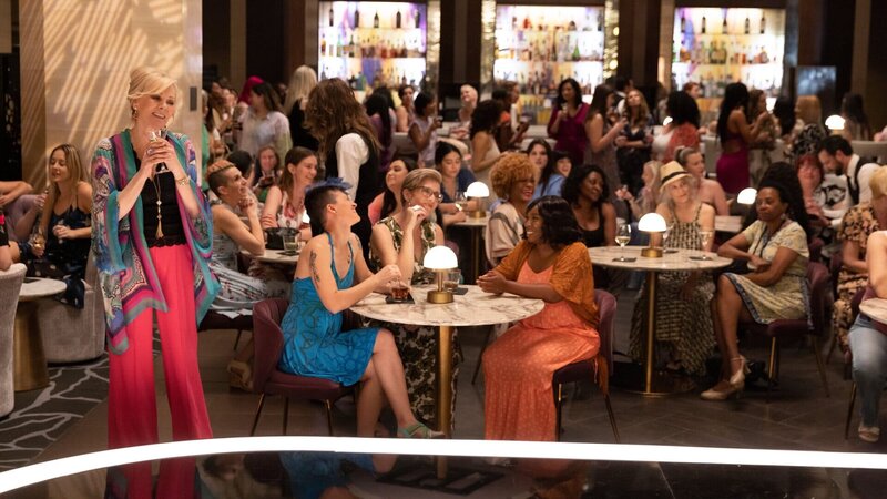 Deborah (Jean Smart, 2.v.l.) sorgt mit einem spontanen Auftritt in der Piano-Bar eines Kreuzfahrtschiffs für Begeisterung. Doch wie lange kann sie die Passagiere bei Laune halten? – Bild: ZDF und Karen Ballard