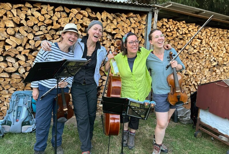 Beim spontanen Gartenkonzert erhalten die Frauen viel Applaus. (v.l.n.r.) Annette Walther – Geige , Barbara Schachtner – Gesang, Anna Beitzl-Reitmeier – Cello, Frieda Imhorst – Bratsche – Bild: WDR/​Christiane Mausbach