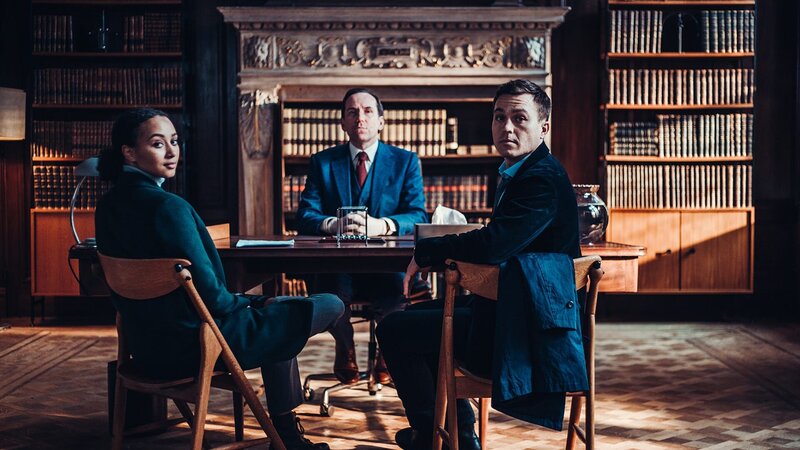 L-R: Lisa Donckers (Emma Naomi), Jasper Tempest (Ben Miller), Dan Winters (Barney White) – Bild: AXN White