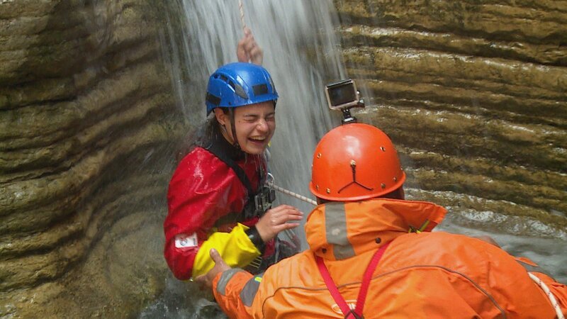 Sofie ist einen Wasserfall hinuntergerutscht. Das war kalt! – Bild: hr/​E+U TV Film- und Fernsehproduktion