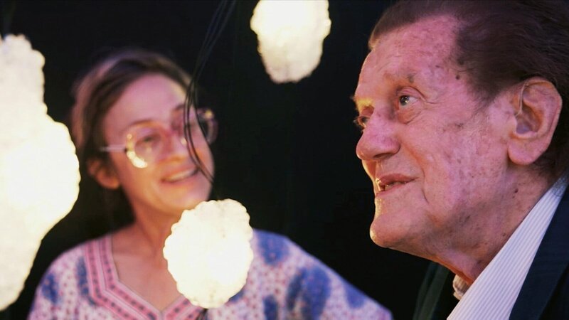 Werner Merzbacher (r.) mit Pipilotti Rist (l.) in deren Rauminstallation Pixelwald. Diesen hat er zusammen mit seiner Sammlung 2021 dem Kunsthaus Zürich übergeben. – Bild: SRF
