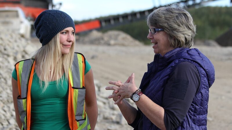 Ashley Youle and Nancy Schnabel converses. – Bild: Discovery Communications/​E Gorsuch